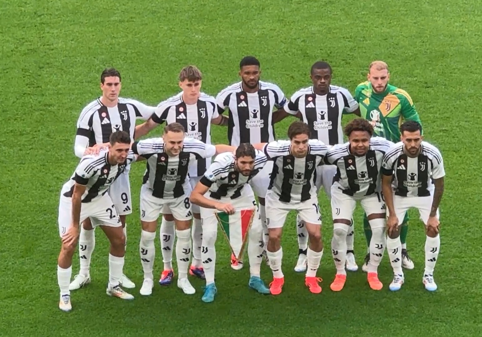 打不过就加入…詹姆斯隔扣湖人新援中锋亚历克斯-莱恩！