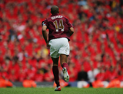 为什么客队球员需要在异地球场进行二十分钟的“暗适应”练习