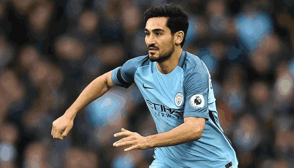 玉昆外援奥斯卡在老家开车时车辆突然起火，好在人没事