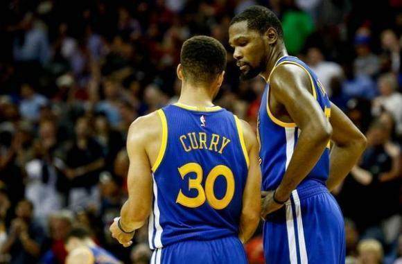 维尼修斯又遭种族歧视，对手球迷当他面模仿猴子动作